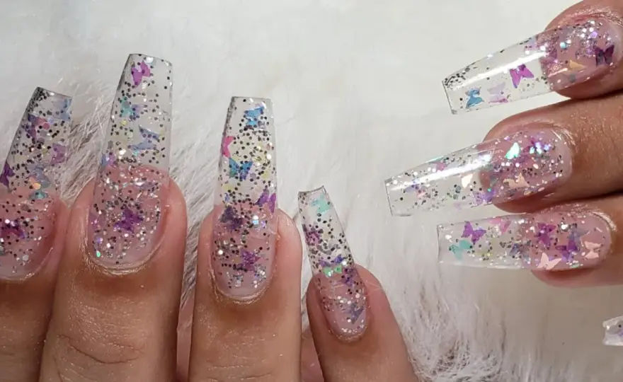 Uñas transparentes: cómo lograr un look elegante y versátil