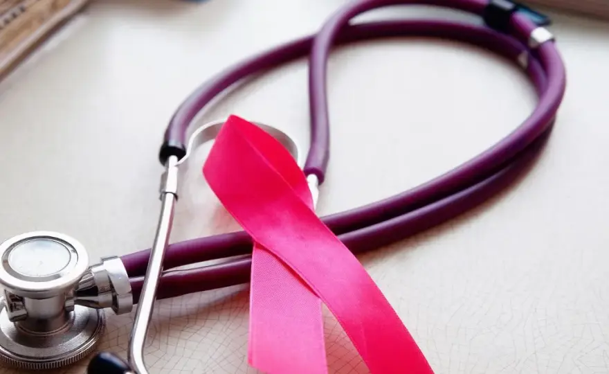 Guzek w piersiach do jakiego lekarza? Kluczowe informacje dla Ciebie