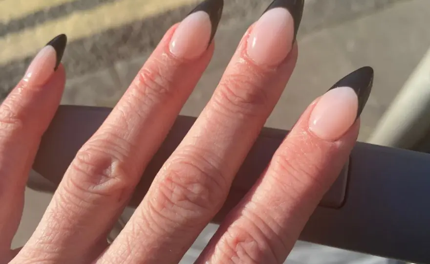 Czarny french - jak nosić go z klasą? Trendy i porady