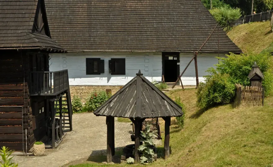 Skansen w Dobczycach - Co warto zobaczyć i jak zaplanować zwiedzanie?