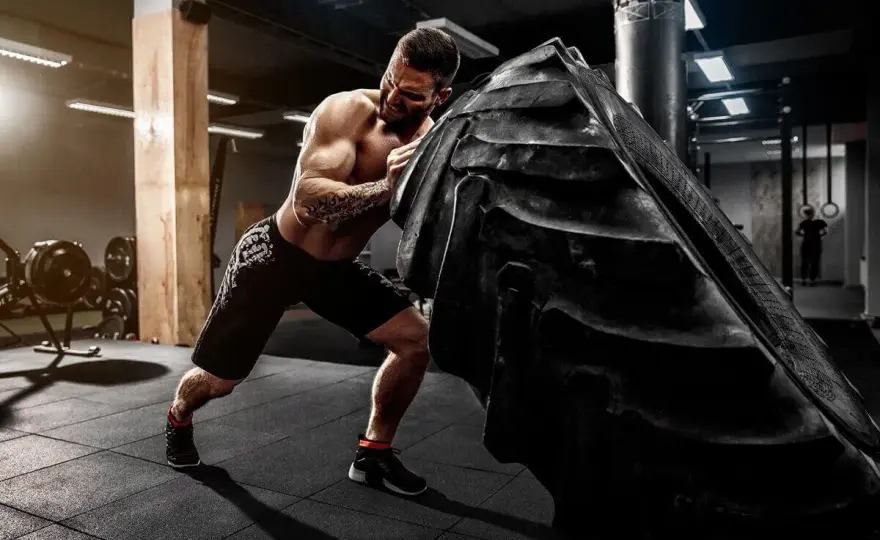 CrossFit czy siłownia? Wybierz mądrze dla maksymalnych efektów!