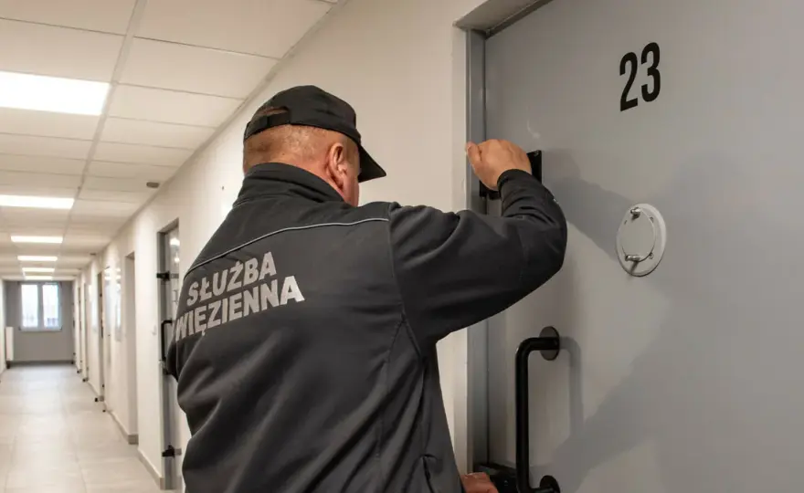 Dlaczego chce pracować w służbie więziennej? Odkryj motywacje i korzyści