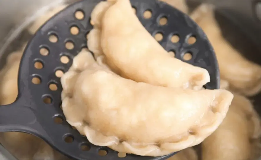 Domowe pierogi z serem: przepis krok po kroku na smak dzieciństwa