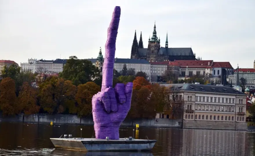 David Cerny i jego kontrowersyjne rzeźby w Pradze