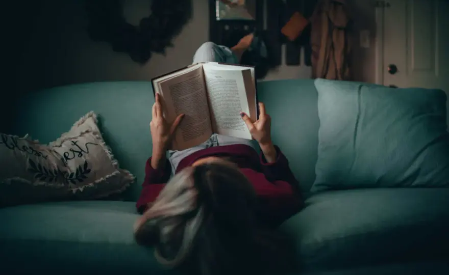 Czy warto czytać książki? Przekonaj się na przykładach z literatury!
