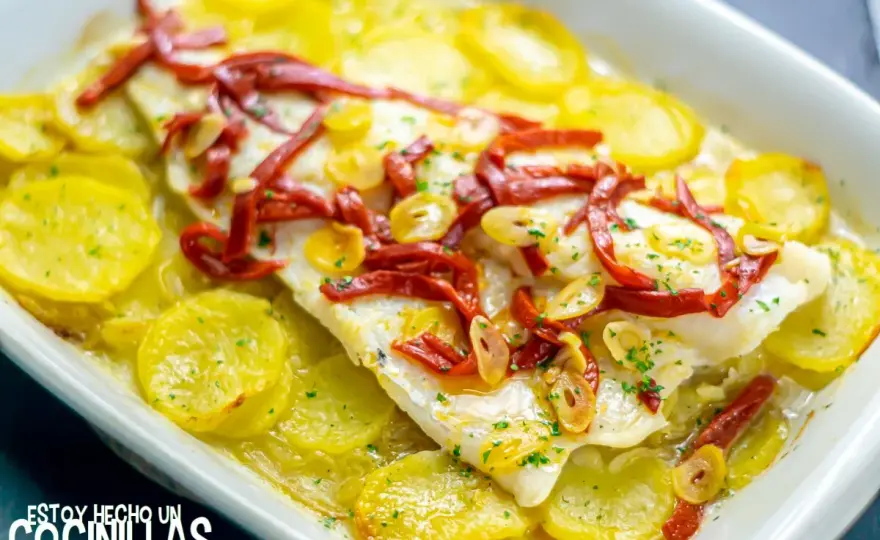 Bacalao al horno jugoso con patata y cebolla, fácil y paso a paso