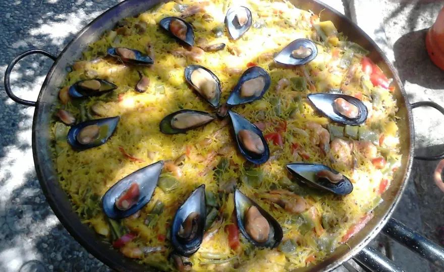 Fideuá mixta - cómo lograrla suelta, sabrosa y con fondo