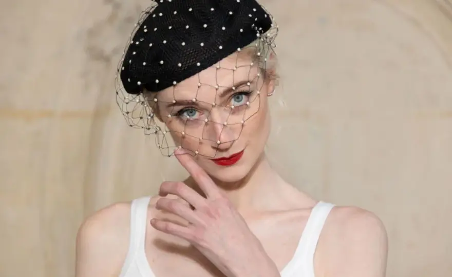 Beret damski po 50. - Jak nosić, by wyglądać stylowo?