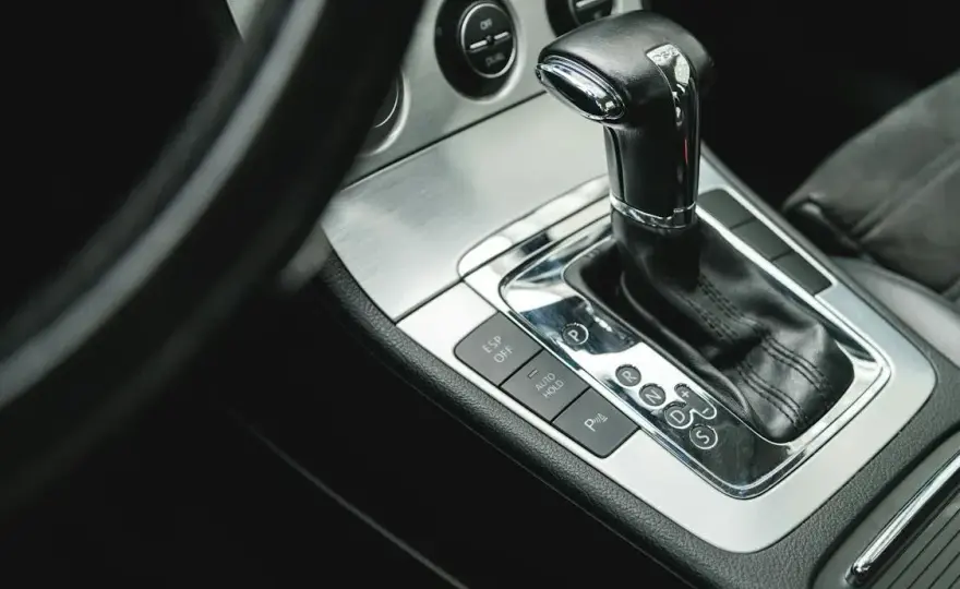 Czy automat ma sprzęgło? Odkryj różnice między automatami a manualami