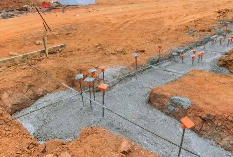 Jaki fundament pod ogrodzenie wybrać, aby uniknąć problemów?