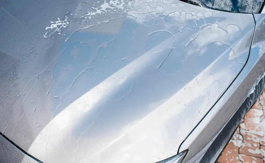 Czy po woskowaniu płukać auto? Pielęgnacja - Poradnik