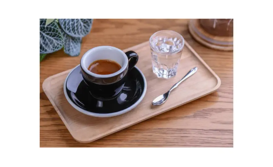 Jak podać espresso idealnie? Sekrety serwowania kawy