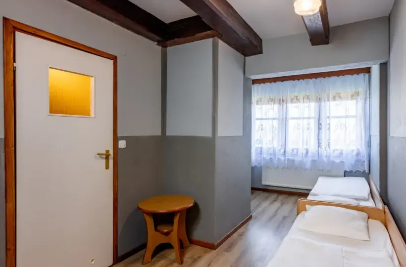 Ile kosztuje nocleg w schronisku? Sprawdź ceny i oszczędzaj!