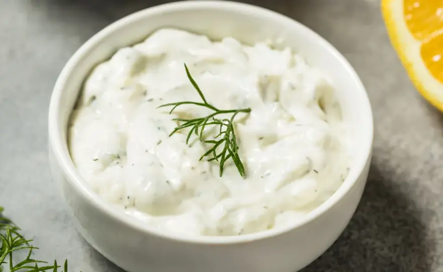 Salsa allo yogurt cremosa - ricetta base, varianti e abbinamenti