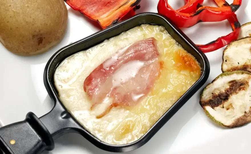Sauce raclette facile et variantes fraîches pour un plateau équilibré