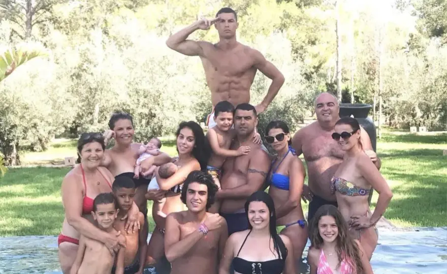 Cristiano Ronaldo dzieci wiek – ile mają lat jego pociechy?