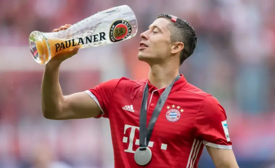 Ile Lewandowski zarabia miesięcznie? Zaskakujące fakty o jego dochodach