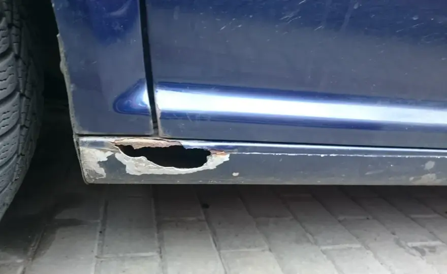 Jak załatać dziury w samochodzie? Skuteczna naprawa karoserii