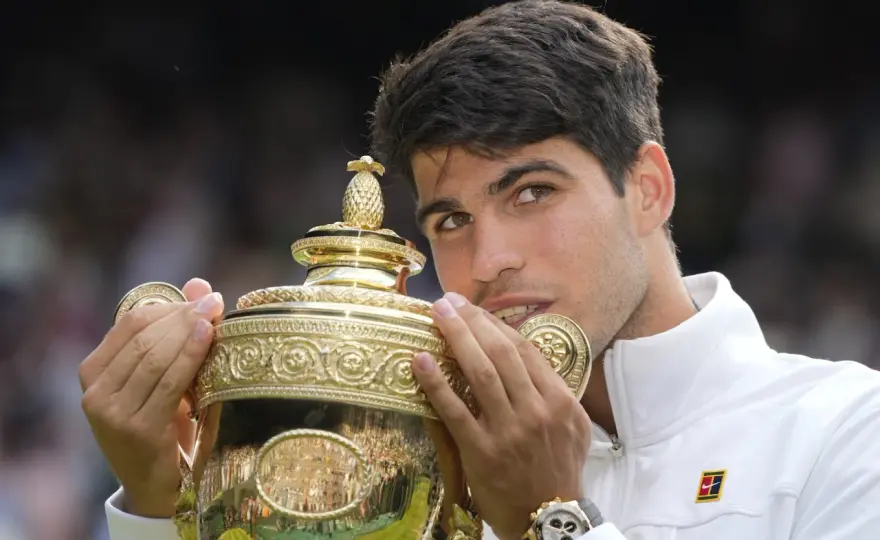 Co wienczy puchar Wimbledonu? Zaskakująca symbolika ananasa