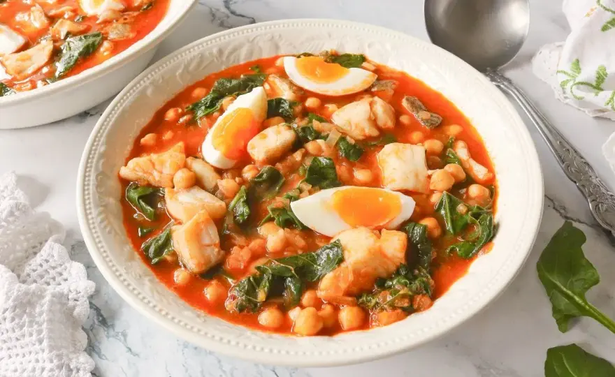 Potaje de vigilia tradicional con garbanzos, espinacas y bacalao