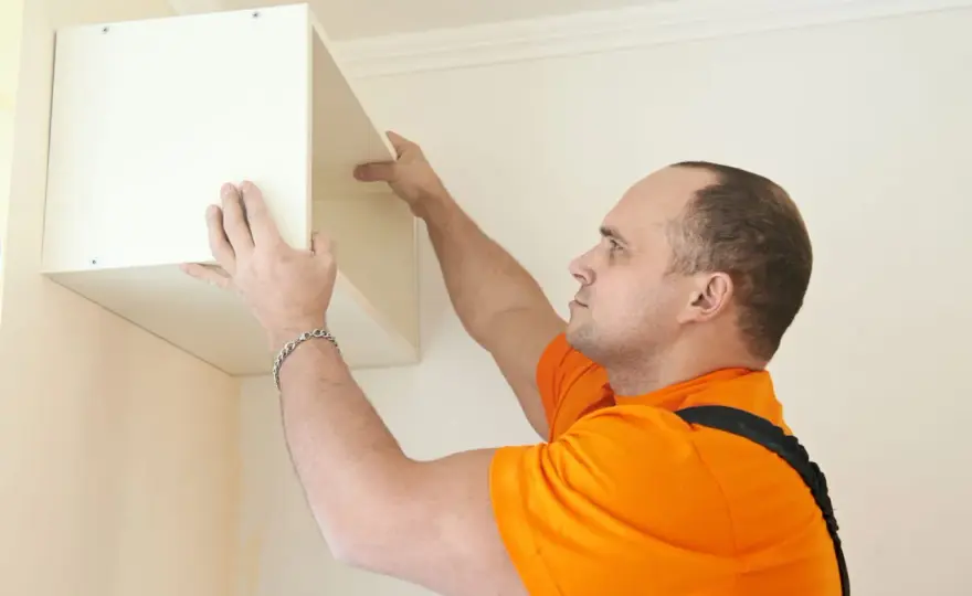 Fixer un meuble lourd au mur - Guide sécurité et astuces