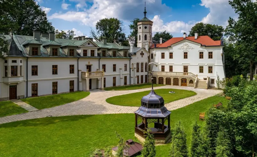 Pałac w Nawojowej – historia, architektura i park Stadnickich