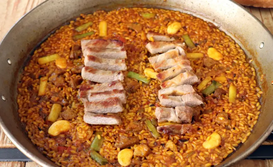 Arroz con secreto jugoso - técnica, caldo y tiempos clave