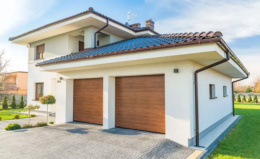 Garaż z przodu domu - Czy to dobry pomysł? Sprawdź!