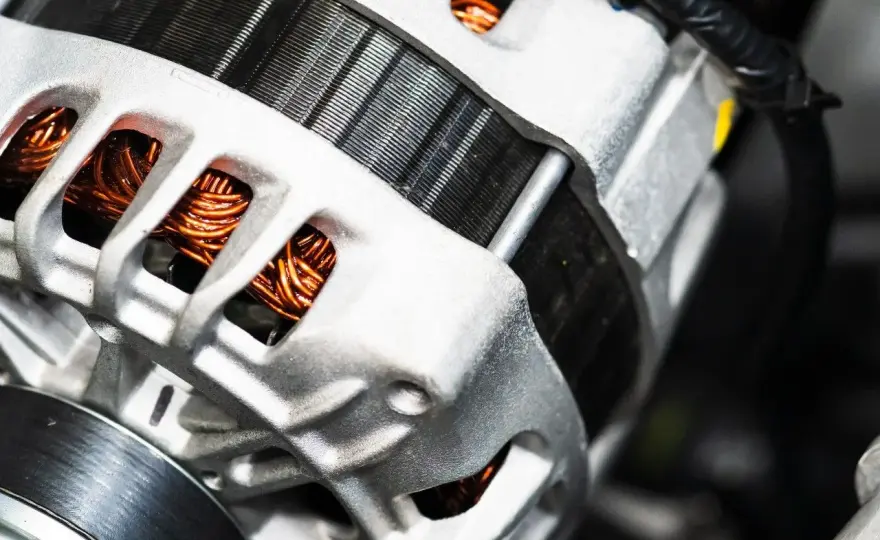 Regulator napięcia alternatora: objawy uszkodzenia i diagnoza DIY