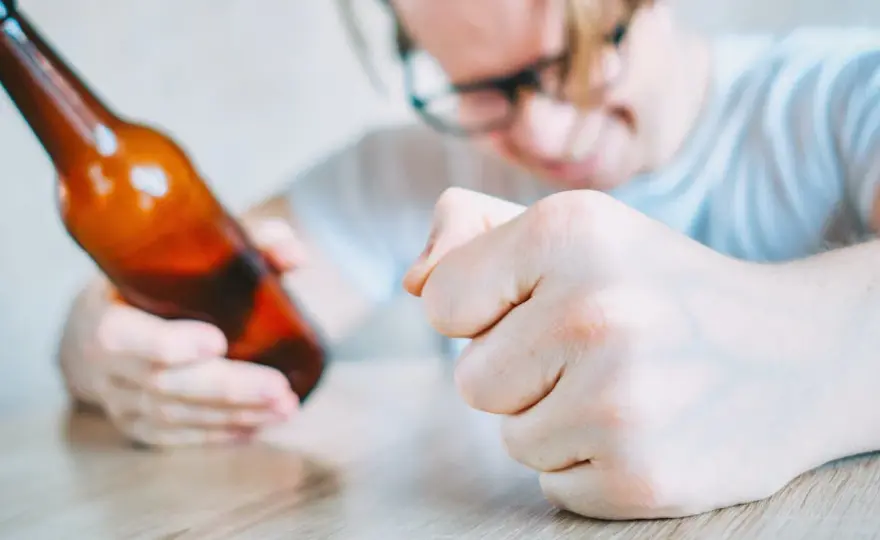 Jak udowodnić alkoholizm męża w sądzie? Zbieraj dowody!