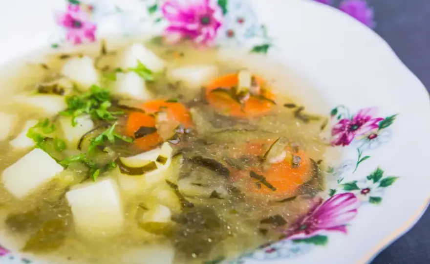 Zupa ogórkowa - przepis na idealny smak. Uniknij błędów!