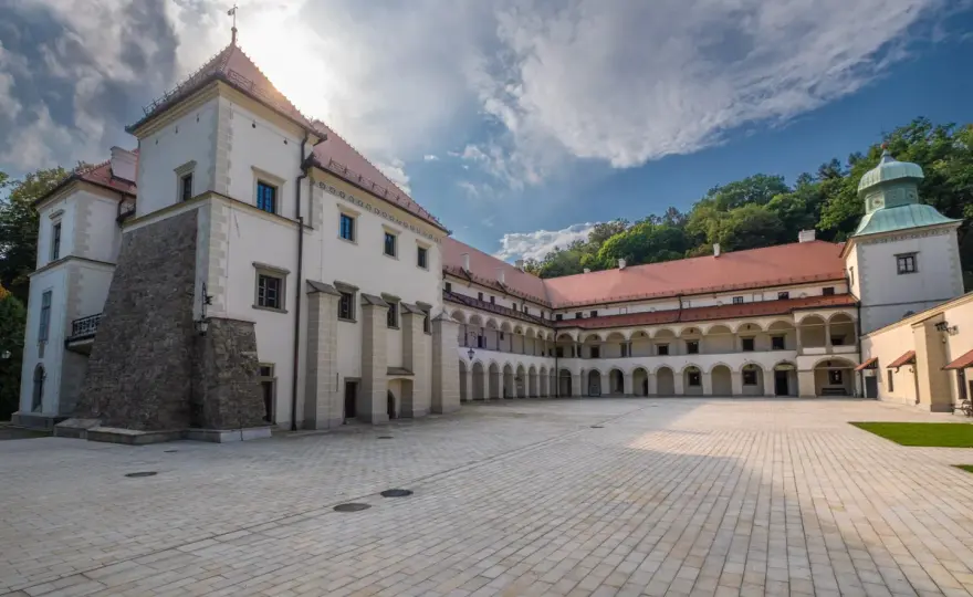 Zamek w Suchej Beskidzkiej - co zobaczyć i ile trwa zwiedzanie?