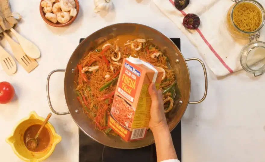 Fideuá fácil con gambas y sepia: receta sencilla para disfrutar sin complicaciones