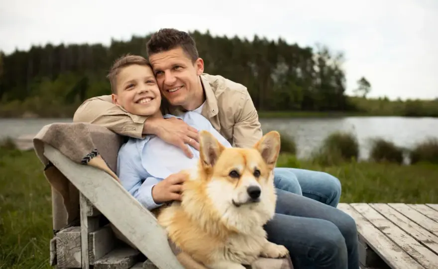 Dlaczego pies kładzie się na mnie? Powody i sygnały, na które warto reagować