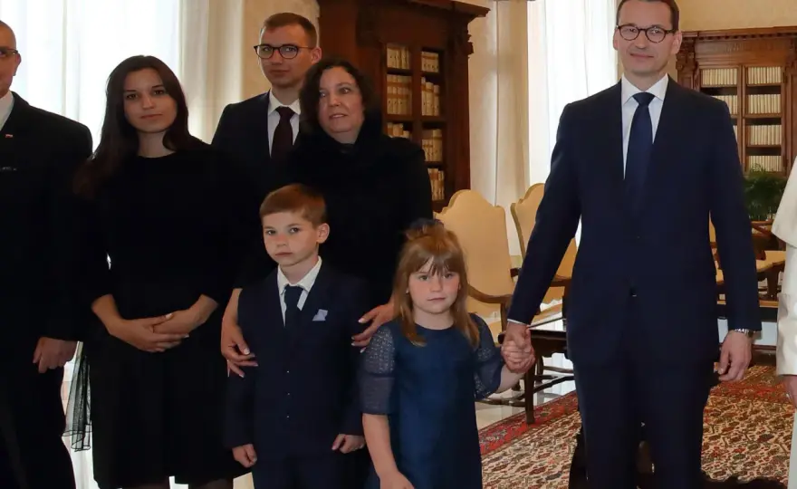 Ile lat mają dzieci Morawieckiego? Poznaj wiek i fakty
