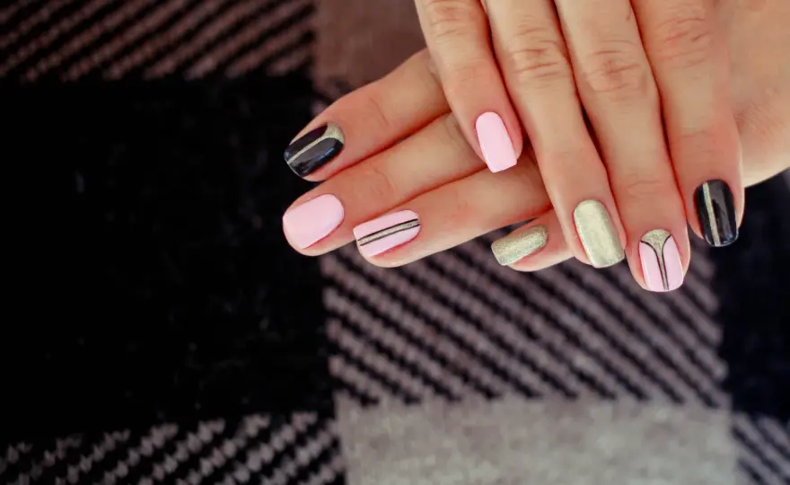 Manicure w paski - Jak zrobić idealne paznokcie?
