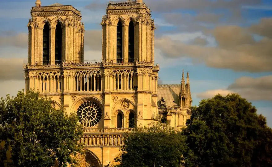 Notre-Dame: Sekrety katedry, które zmienią Twoją wizytę