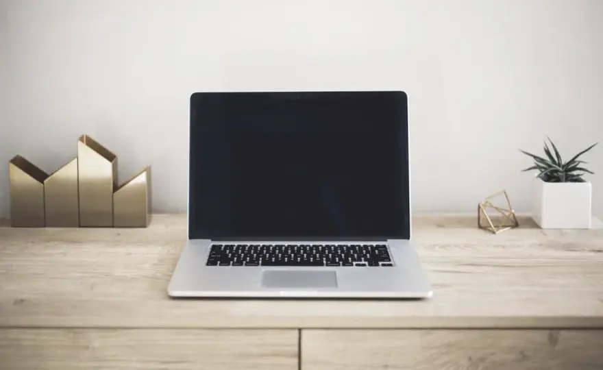 Specyfikacja laptopa bez mitów: co liczy się naprawdę, a co jest tylko marketingiem