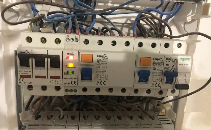 Jaki bezpiecznik do klimatyzacji 3,5 kW? Poradnik montażu