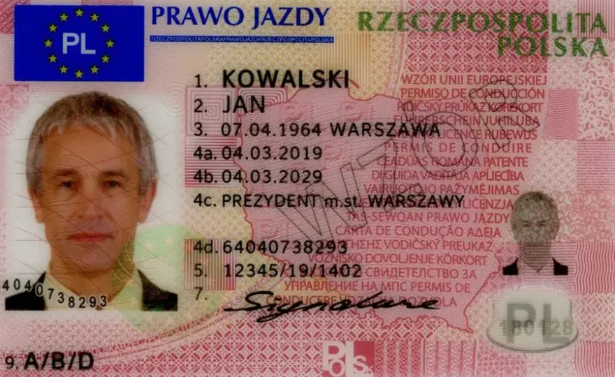 Jakie zasady jazdy obowiązują po zdaniu prawa jazdy? Uważaj na te przepisy!