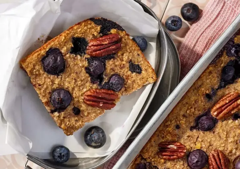 Pieczona owsianka fit: przepis na zdrowe i sycące śniadanie