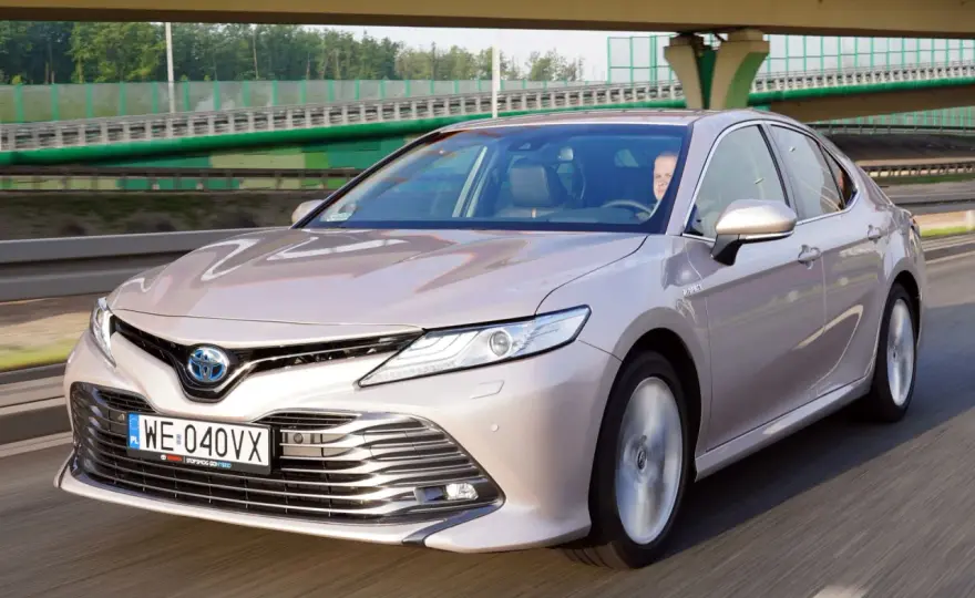 Toyota Camry 2023 - Czy warto kupić używaną? Poradnik