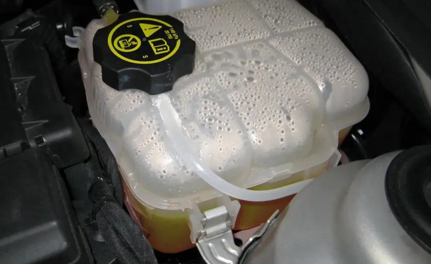 Qué refrigerante usar en el coche y cuándo revisar el nivel