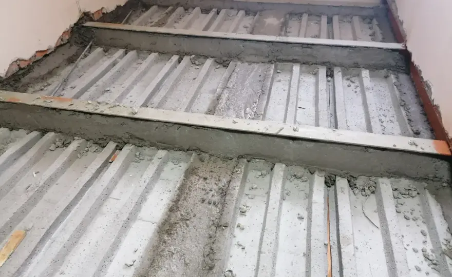 Wzmocnienie stropu w starym domu - Jak to zrobić dobrze?