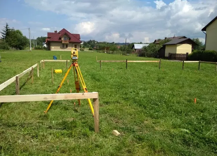 Jak przygotować się do tyczenia działki? Uniknij błędów i kosztów!