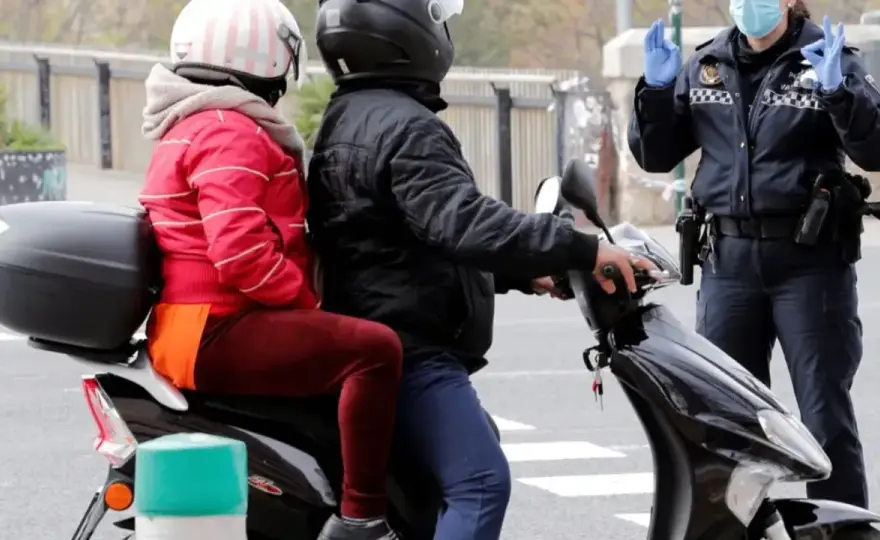 Multa por ir sin casco en moto - ¿Qué dice la ley?