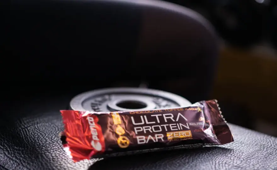 Baton proteinowy przed czy po treningu - co wybrać dla lepszej regeneracji?