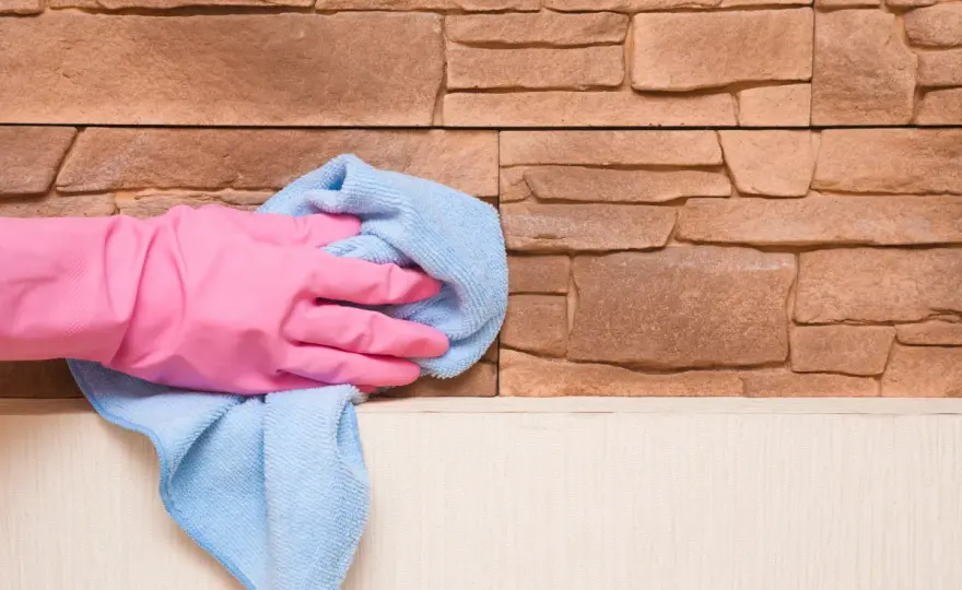 Jak skutecznie czyścić kamień dekoracyjny? Gips, beton, naturalny