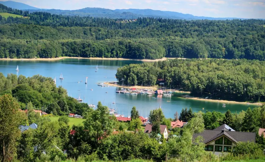 Kąpiel w Solinie: Gdzie można pływać? Bezpieczne plaże 2026