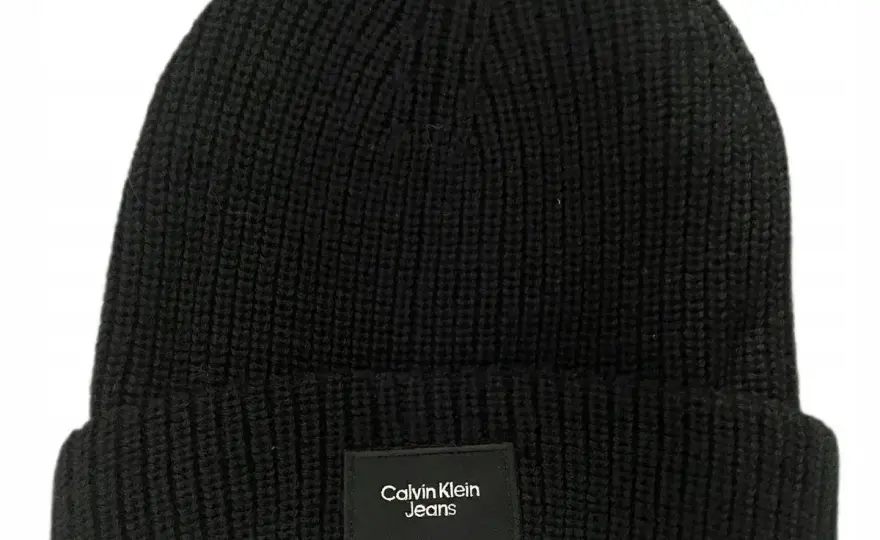 Czapki Calvin Klein: Ceny (120-350 zł), gdzie okazje i jak unikać podróbek?